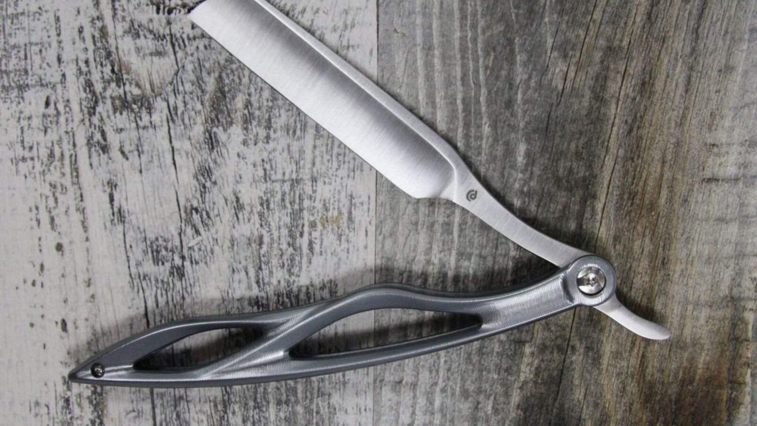 USTRA Disposable Platinum Razor Supplier in Dubai, UAE